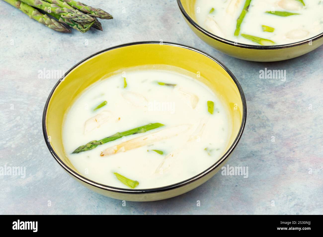 Deliziosa purea di zuppa vegetariana con asparagi bianchi e verdi. Disintossicazione degli alimenti. Foto Stock