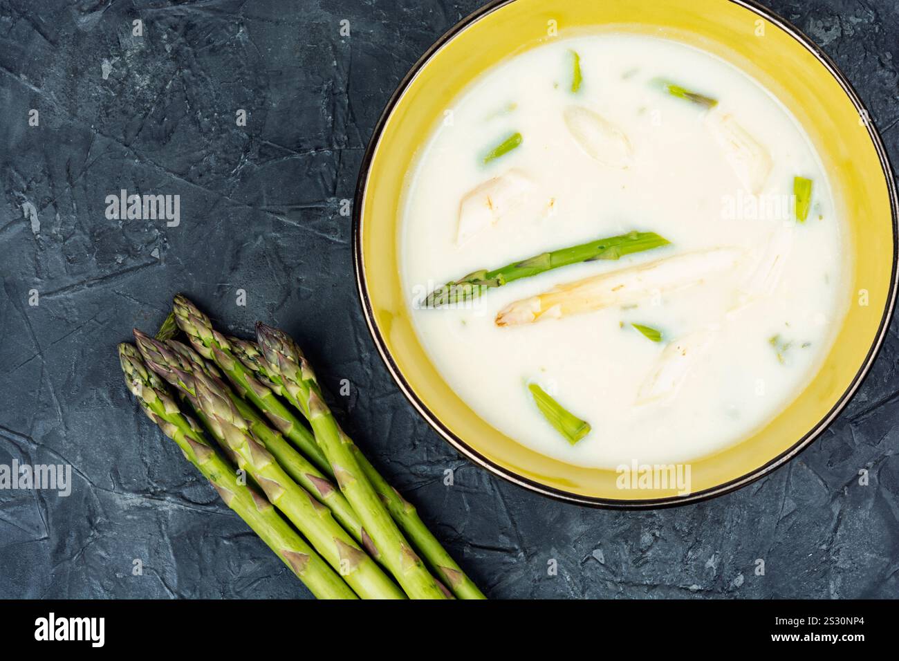 Ciotola di zuppa di asparagi con asparagi. Vegano. Copia spazio. Spazio per il testo. Foto Stock