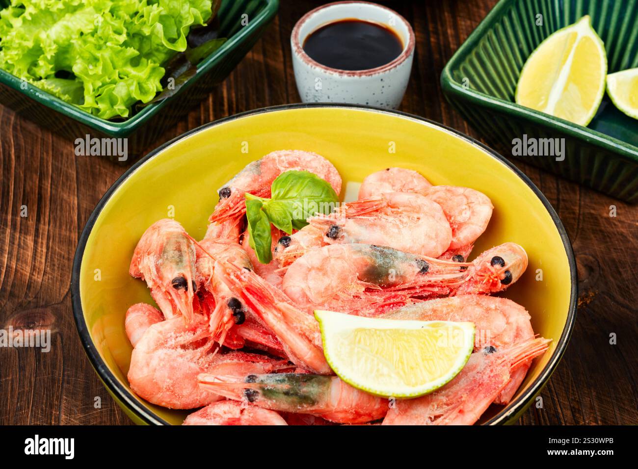 Gamberi crudi crudi crudi o gamberetti con spezie ed erbe aromatiche. Foto Stock