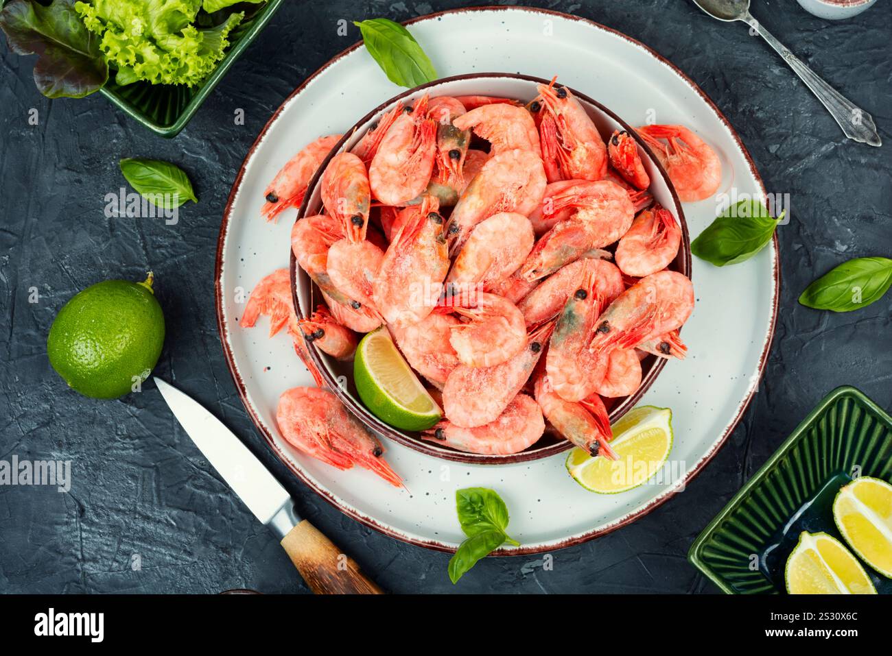 Gamberi crudi o gamberetti con spezie ed erbe aromatiche. Foto Stock