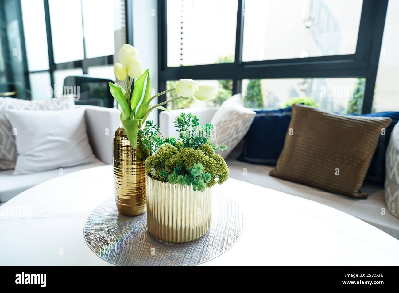 Decorazioni per interni in casa fiori secchi in vaso di vetro nella decorazione del soggiorno. interno rustico del ristorante con tavoli in legno marrone e caffetteria. Foto Stock