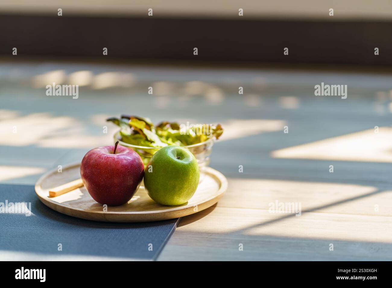 Insalata fresca e Apple Heathy: Cibo crudo vegano pulito Foto Stock