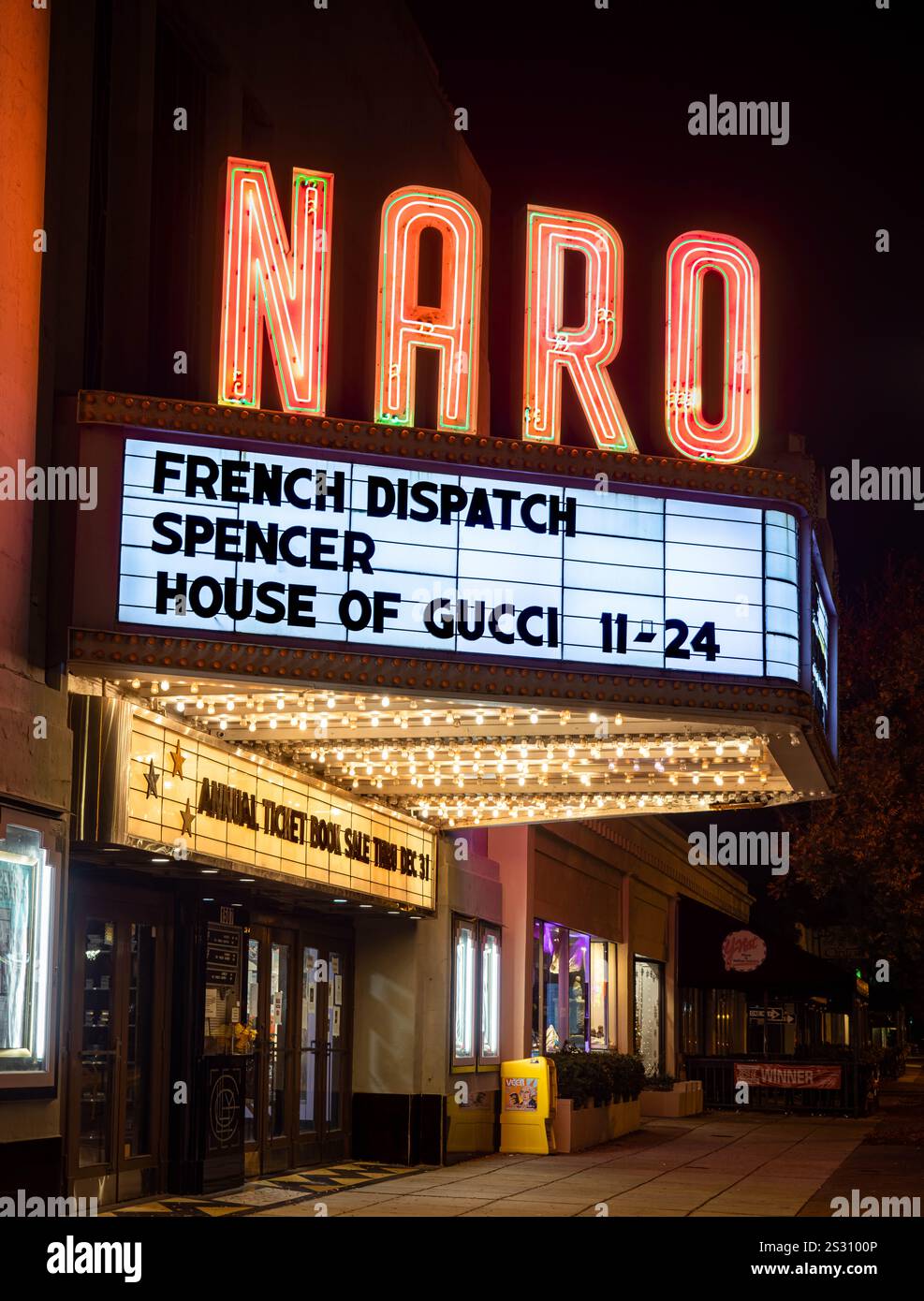 Norfolk Virginia - 20 novembre 2021: Il Naro Theater di notte con luci al neon nel quartiere di Gand a Norfolk Virginia Foto Stock