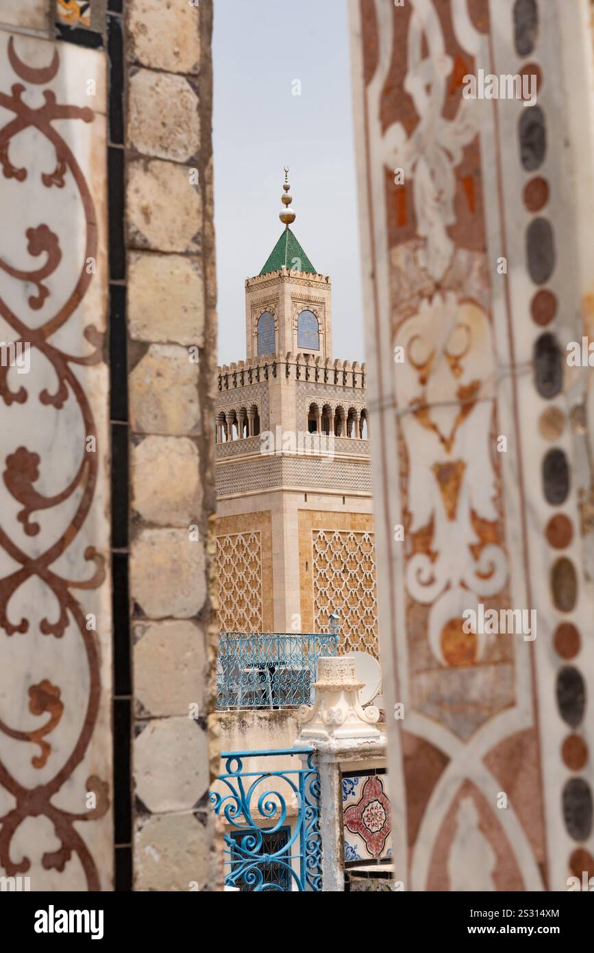 Tunisi, Tunisia. 15 maggio 2024 Vista panoramica del minareto della Moschea al-Zaytuna nella Medina, la moschea più antica della capitale tunisina, Tunisi. Nord A. Foto Stock