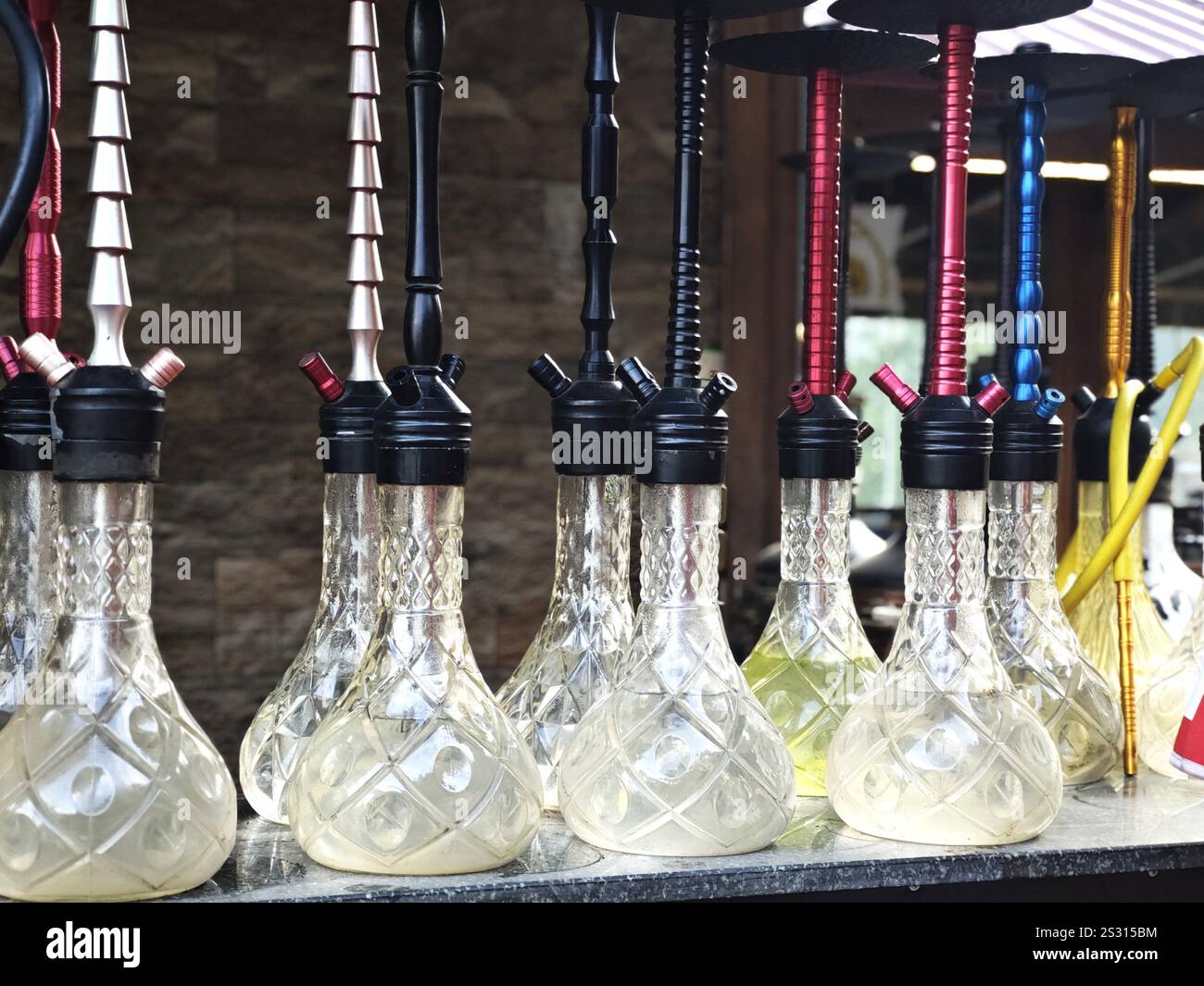 Vari colori di narghilè o shisha, che è uno strumento tradizionale per fumare tabacco mescolato con vari sapori di frutta o spezie Foto Stock