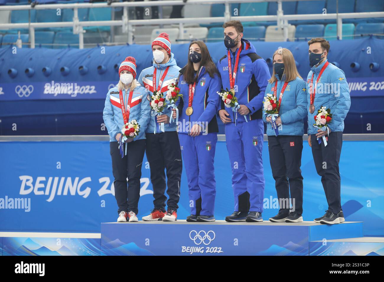 8 FEBBRAIO 2022 - Pechino, Cina: Cerimonia della vittoria delle doppie miste curling ai Giochi Olimpici invernali di Pechino 2022 al Beijing National Aquatics Foto Stock