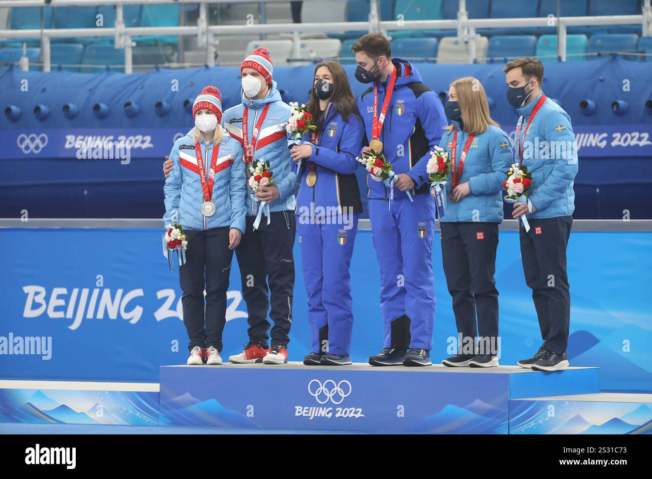 8 FEBBRAIO 2022 - Pechino, Cina: Cerimonia della vittoria delle doppie miste curling ai Giochi Olimpici invernali di Pechino 2022 al Beijing National Aquatics Foto Stock