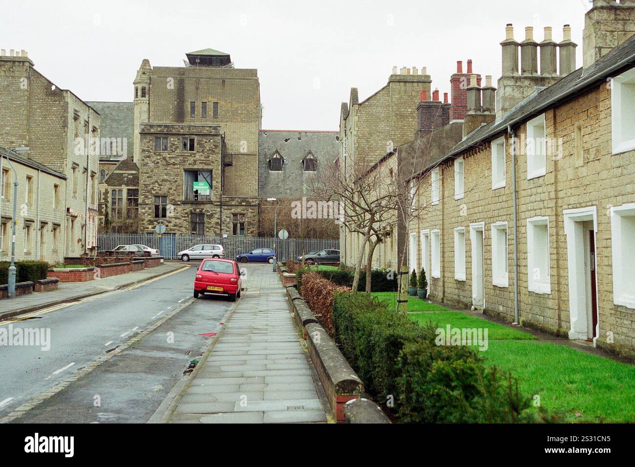 Oxford Street, Swindon. Intorno al 1994. Alloggi a schiera costruiti, seguendo le istruzioni di Isambard Kingdom Brunel, per ospitare la forza lavoro dalla vicina Great Western Railway Works nel XIX secolo. Foto Stock