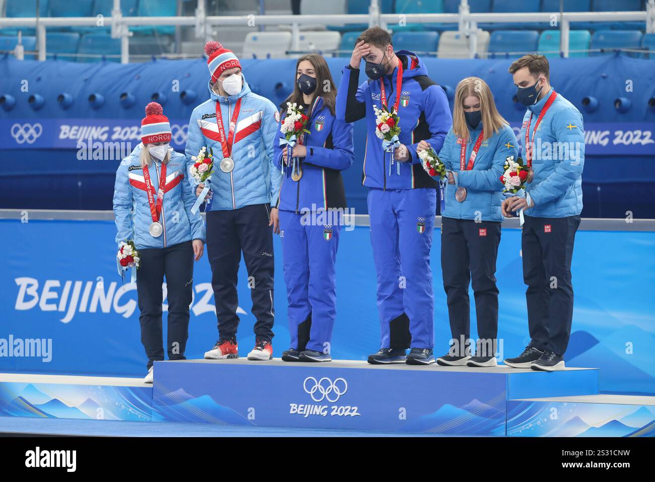 8 FEBBRAIO 2022 - Pechino, Cina: Cerimonia della vittoria delle doppie miste curling ai Giochi Olimpici invernali di Pechino 2022 al Beijing National Aquatics Foto Stock