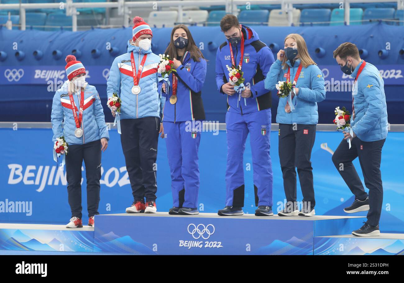 8 FEBBRAIO 2022 - Pechino, Cina: Cerimonia della vittoria delle doppie miste curling ai Giochi Olimpici invernali di Pechino 2022 al Beijing National Aquatics Foto Stock