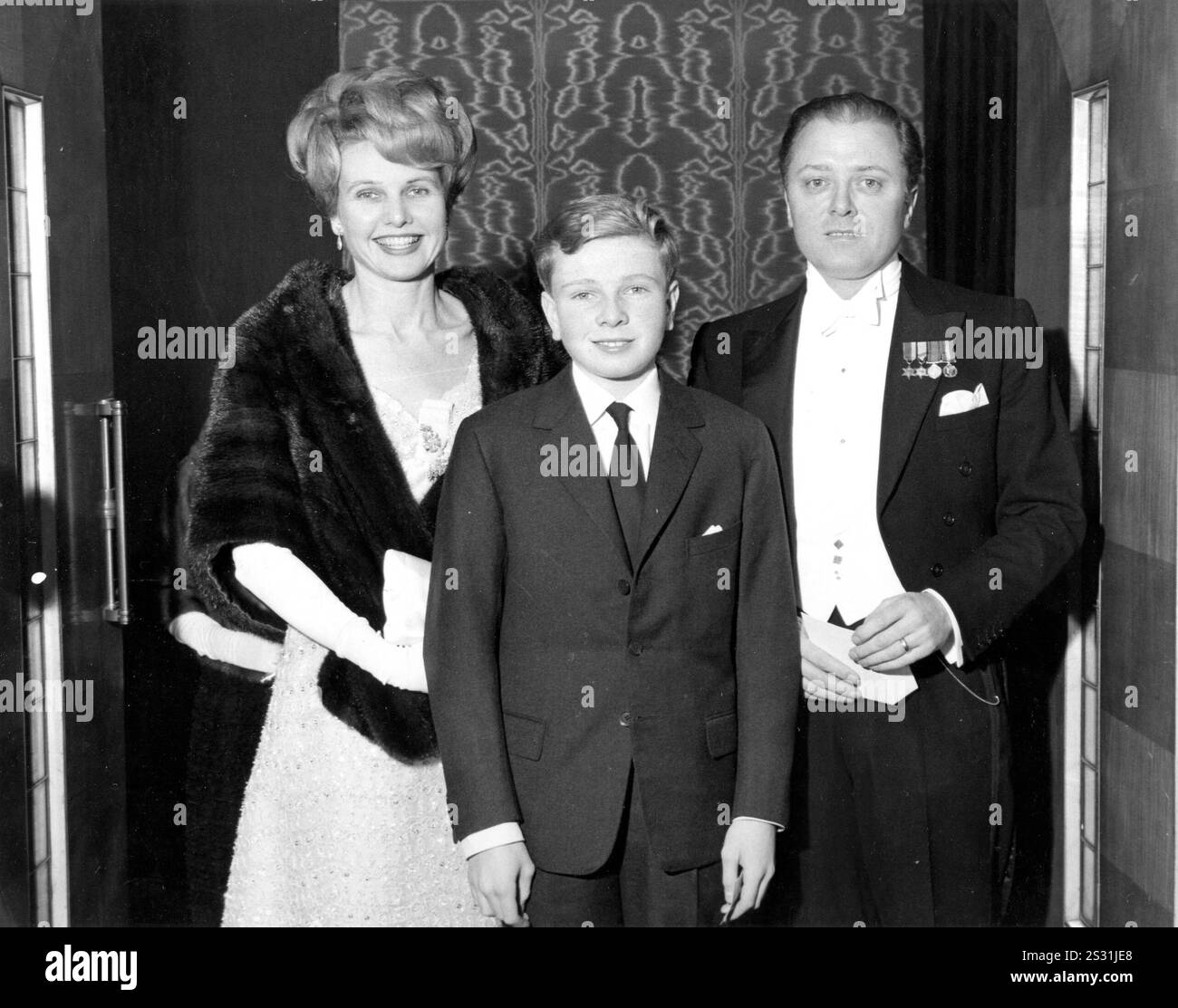 RICHARD ATTENBOROUGH, moglie SHEILA SIM con il loro figlio, MICHAEL ATTENBOROUGH alla prima di "Lawrence d'Arabia" (1962). Foto dal Ronald Grant Archive IL MAIALE DELLA GUINEA [BR 1948] SHEILA SIM, MICHAEL ATTENBOROUGH, RICHARD ATTENBOROUGH data: 1948 Foto Stock