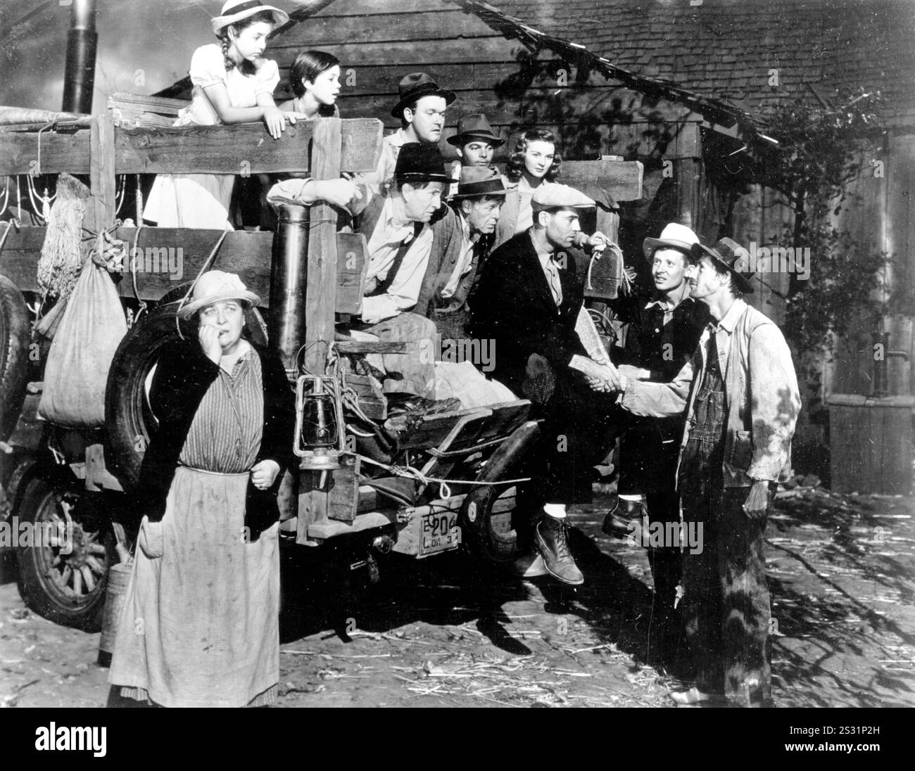 L'UVA DELL'IRA sotto i bambini: FRANK SULLY, EDDIE QUILLAN, DORRIS BOWDON sotto di loro seduta: RUSSELL SIMPSON, CHARLEY GRAPEWIN, HENRY FONDA sotto di loro in piedi: OZ WHITEHEAD, JOHN CARRADINE sinistra in primo piano: JANE DARWELL data: 1940 Foto Stock