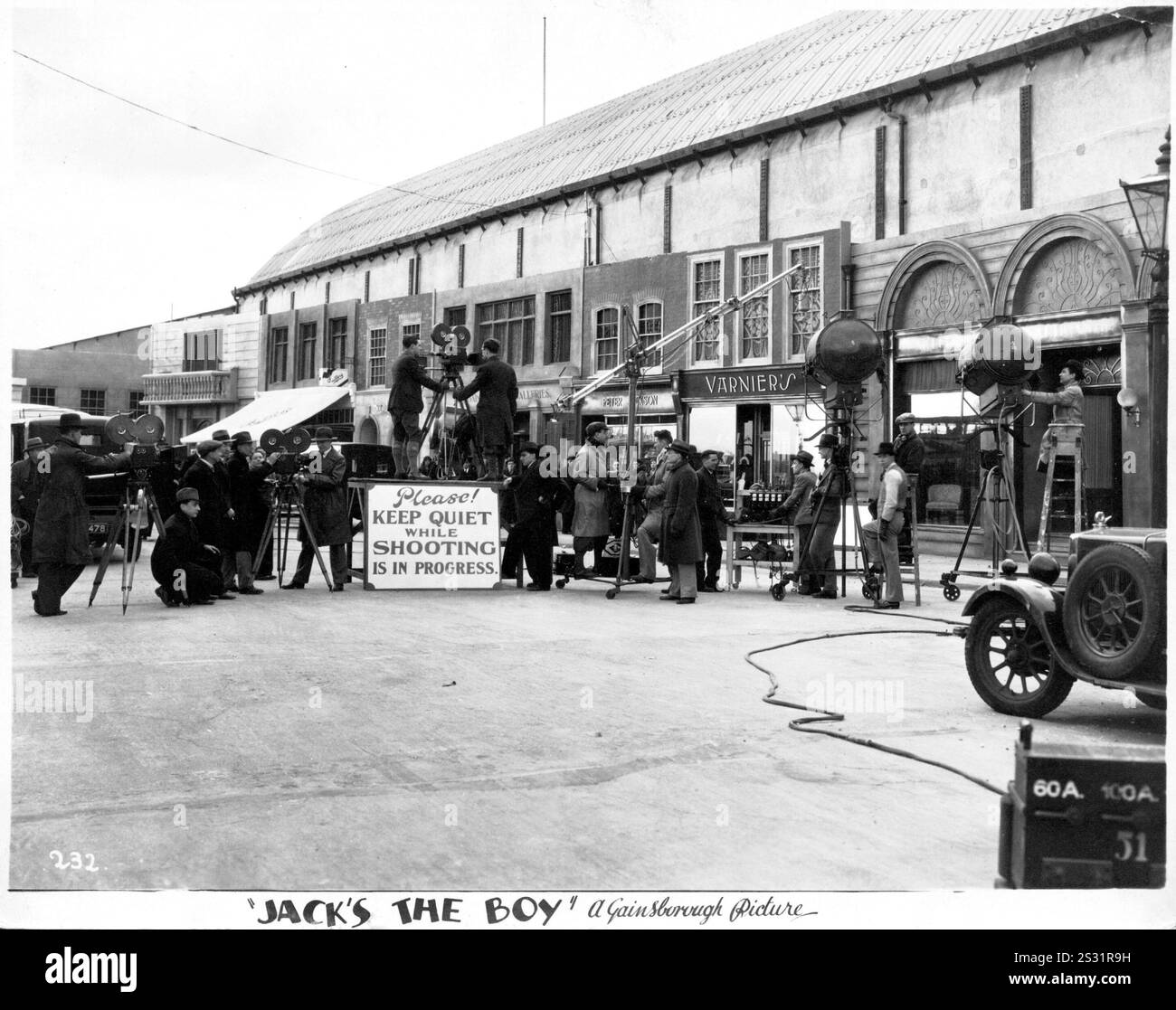 JACK'S THE BOY (BR1932) DIRETTO DA WALTER FORDE, CHE FILMA AI GAINSBOROUGH STUDIOS. MANTIENI IL SILENZIO MENTRE FILMA L'ASTA PORTAMICROFONO CON SEGNALETICA SERIE FI PRODUCTION ANNI '1930 data: 1932 Foto Stock