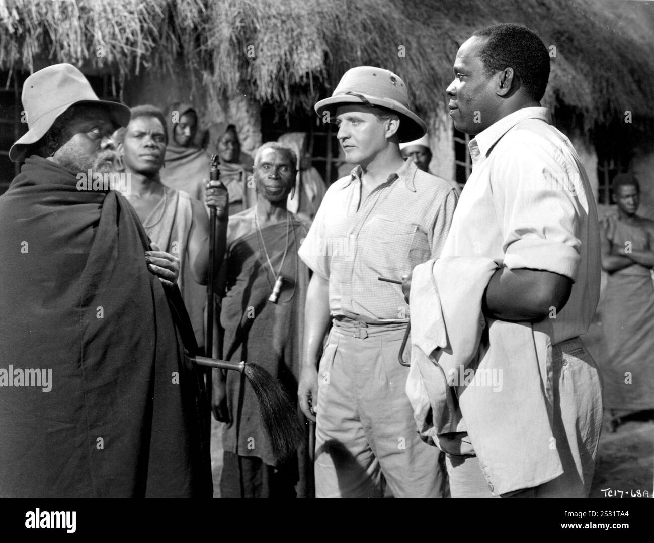 UOMINI DI DUE MONDI AL CENTRO E A DESTRA, ERIC PORTMAN, ROBERT ADAMS data: 1946 Foto Stock