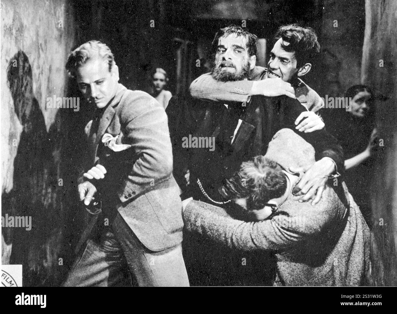 LA VECCHIA CASA OSCURA QUADRI UNIVERSALI MELVYN DOUGLAS, BORIS KARLOFF, RAYMOND MASSEY, CHARLES LAUGHTON , FOTO DAL RONALD GRANT ARCHIVE LA VECCHIA CASA OSCURA (US 1932) IMMAGINI UNIVERSALI MELVYN DOUGLAS, BORIS KARLOFF, RAYMOND MASSEY, CHARLES LAUGHTON (IN BASSO), data: 1932 Foto Stock