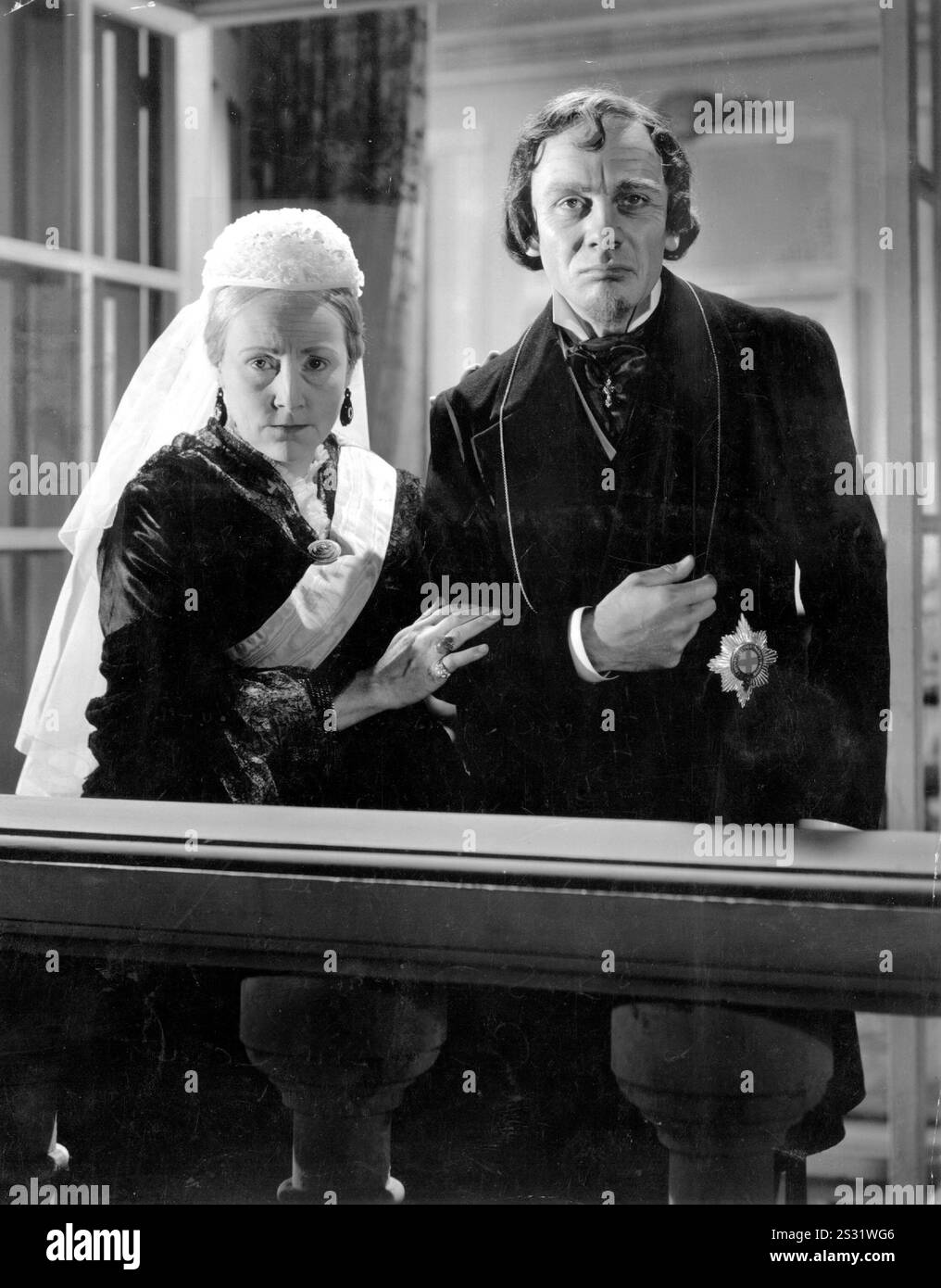 IL PRIMO MINISTRO FAY COMPTON INTERPRETA LA REGINA VITTORIA, JOHN GIELGUD COME BENJAMIN DISRAELI data: 1941 Foto Stock