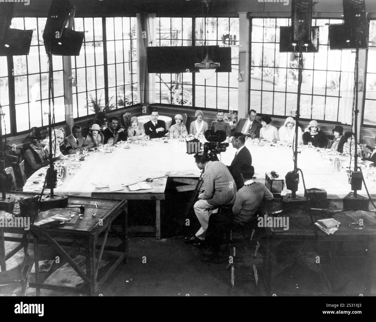 MOSTRATE ALLA GENTE il direttore RE VIDOR dietro la telecamera con seduti intorno al tavolo data: 1928 Foto Stock