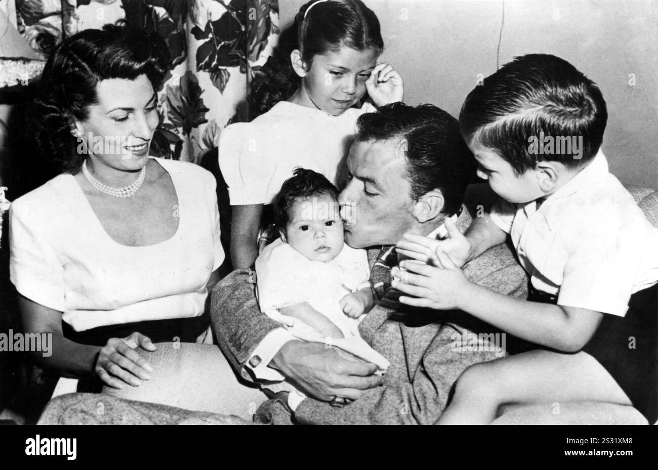 Frank Sinatra, la sua prima moglie, Nancy Barbato e i loro tre figli Nancy , Frank , Christina (b.1948) data: 1940 Foto Stock