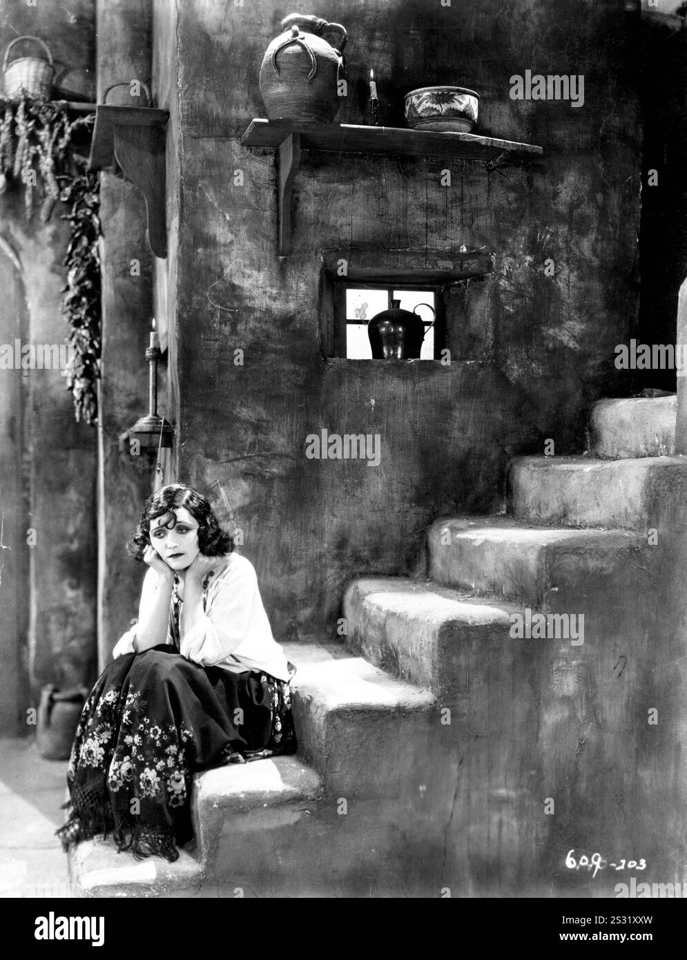 LA BALLERINA SPAGNOLA POLA NEGRI DEPRESSIONE SI PREOCCUPA DA SOLA data: 1923 Foto Stock