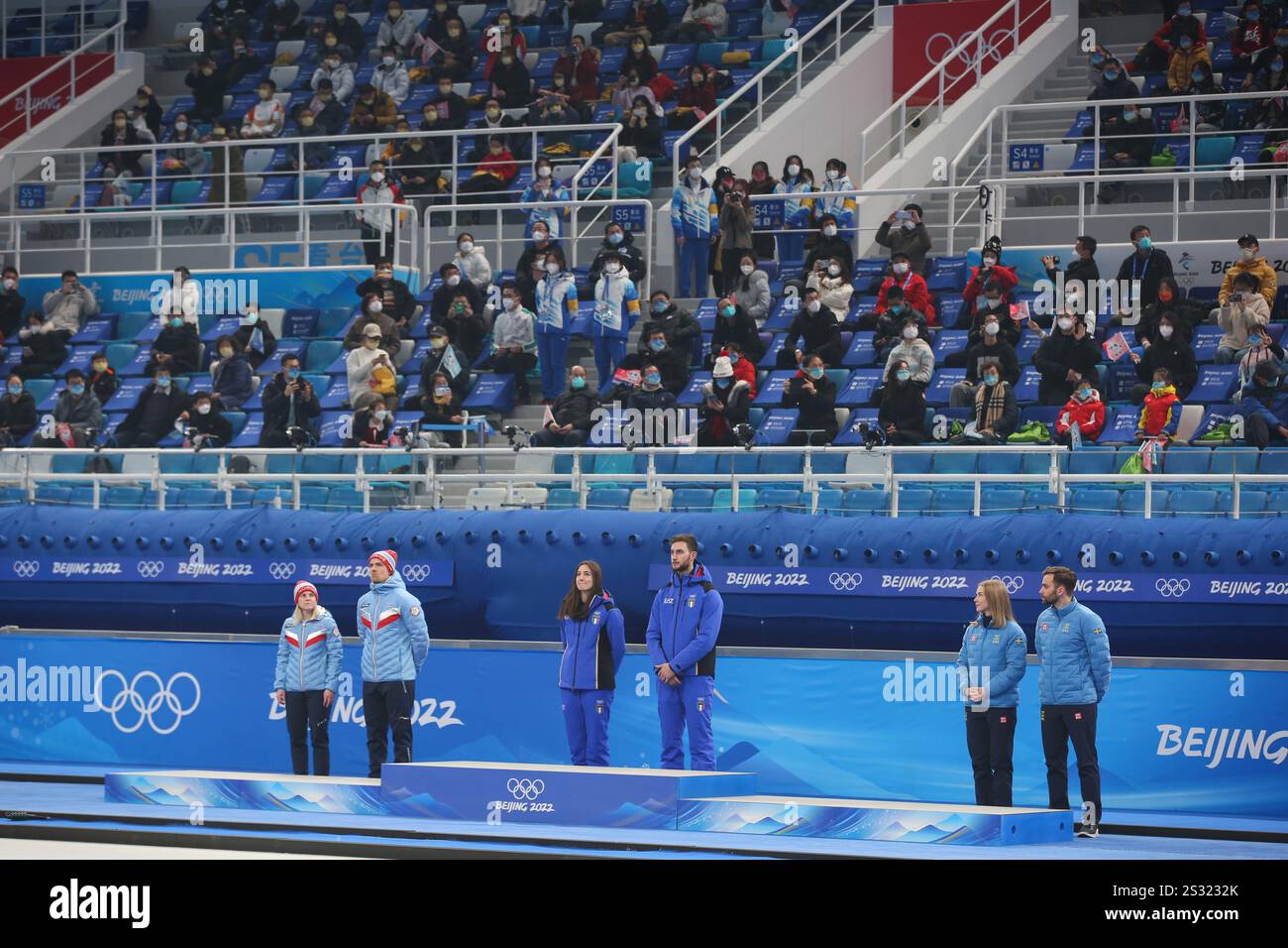 8 FEBBRAIO 2022 - Pechino, Cina: Cerimonia della vittoria delle doppie miste curling ai Giochi Olimpici invernali di Pechino 2022 al Beijing National Aquatics Foto Stock