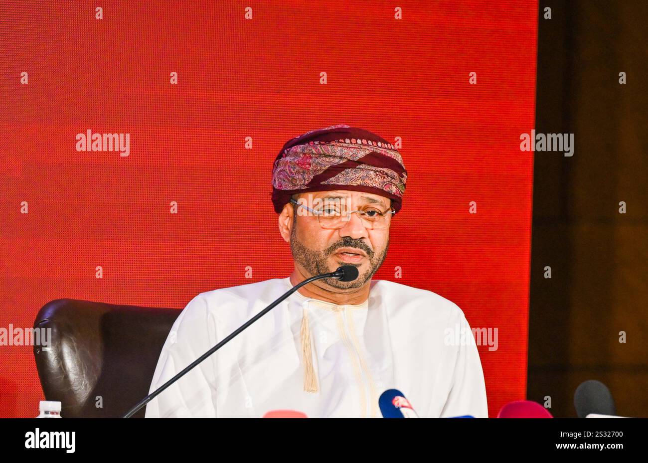 Muscat, Oman. 8 gennaio 2025. Il ministro degli Esteri dell'Oman Sayyid Badr bin Hamad bin Hamood Albusaidi tiene un discorso durante una riunione dei media a Mascate, Oman, 8 gennaio 2025. "Oman FM dice che l'Oman-Cina lega suono, strong" credito: Liu lei/Xinhua/Alamy Live News Foto Stock