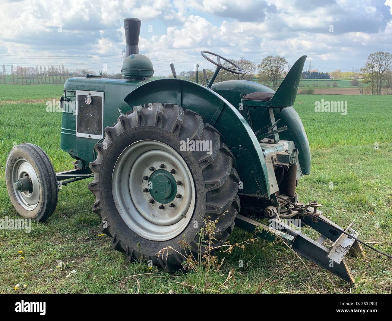 Il trattore è rivolto verso l'esterno. Foto Stock