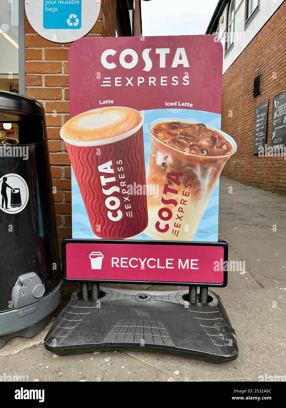 L'insegna costa Express pubblicizza un latte e Iced latte fuori dalla cooperativa di Killay. Swansea, Galles, Regno Unito. 4 gennaio 2025. - Immagine stock catturata con smartphone