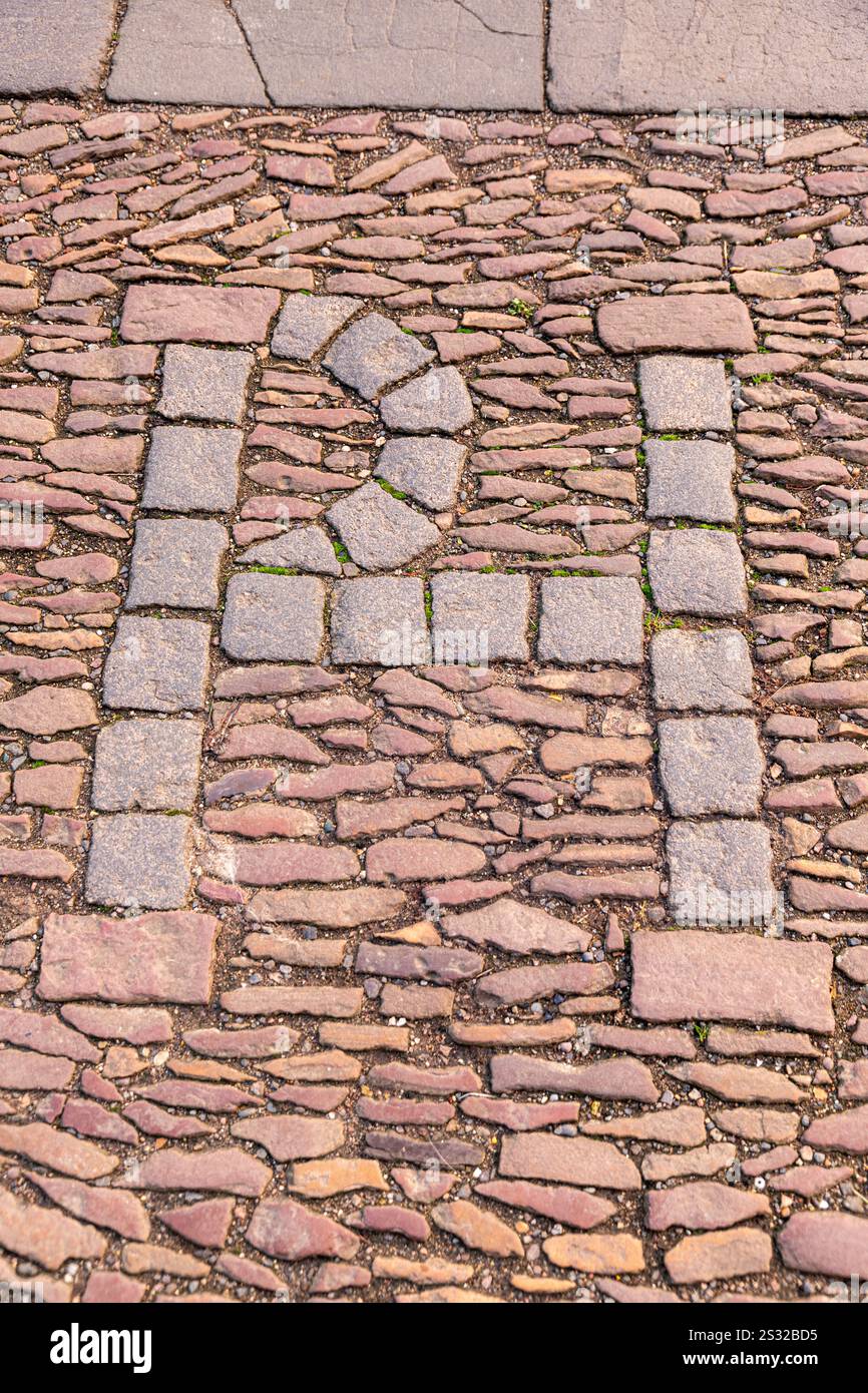 Iniziali PH in the Cobbles in North Street, St Andrews, Fife, Scotland UK, che segna il punto in cui Patrick Hamilton fu bruciato sul rogo nel 1528. Foto Stock