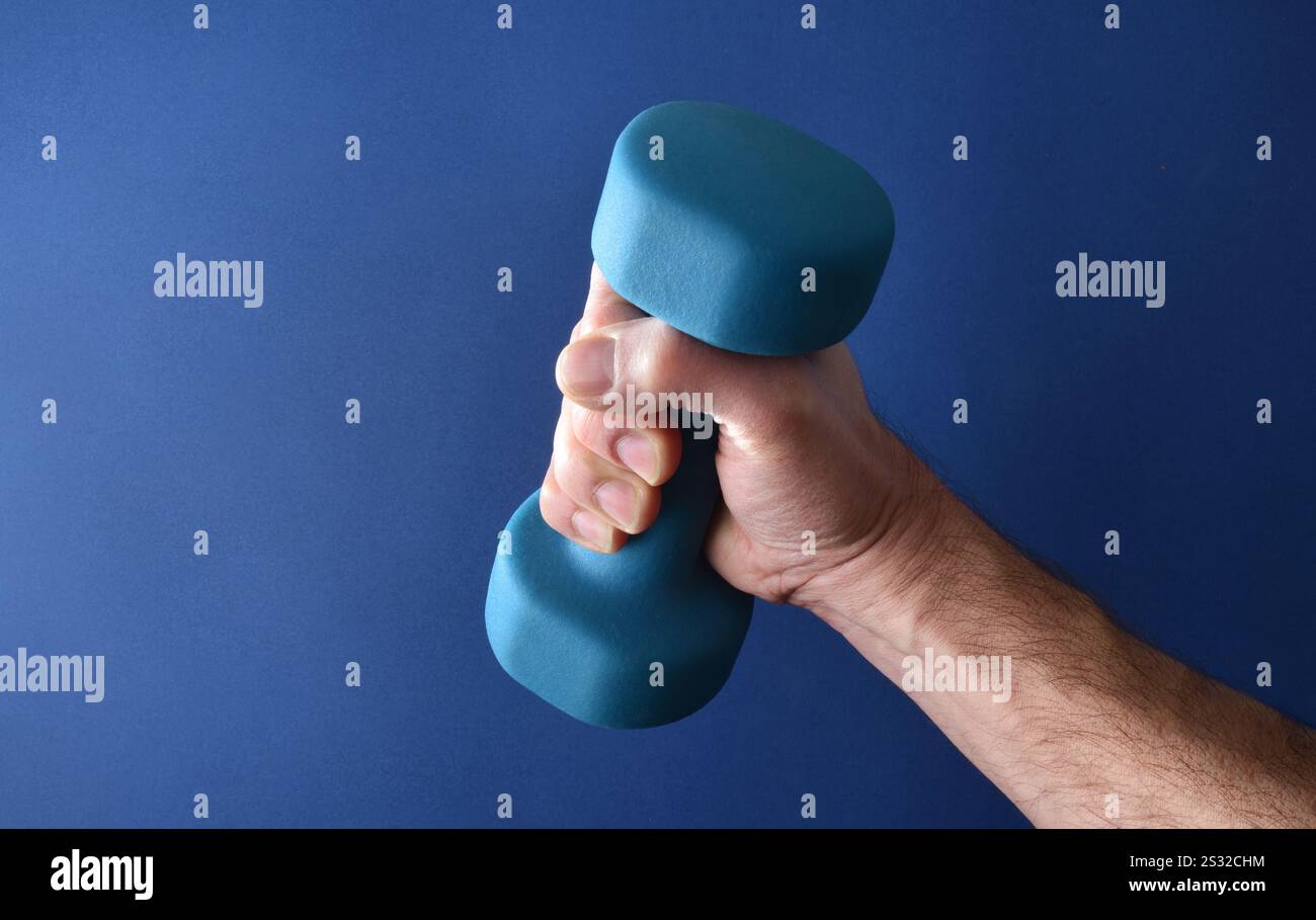 Manichino in neoprene blu per rafforzare muscoli sportivi isolati su sfondo blu gradiente. Foto Stock