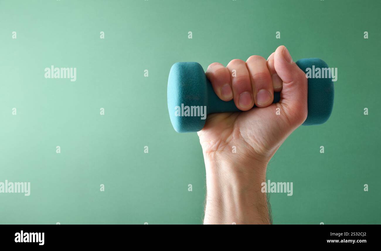 Manichino in neoprene blu per rafforzare muscoli sportivi isolati su sfondo blu gradiente. Foto Stock