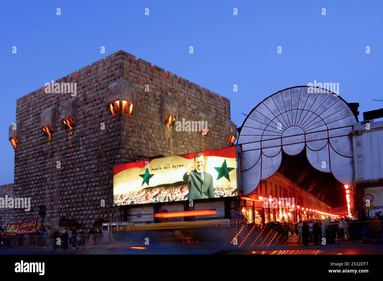 Damasco, Siria. 1° gennaio 2007 poster del presidente siriano Bashar al Assad fuori della Cittadella nel suk di Hamadiyya, Damasco, Siria. Foto Stock