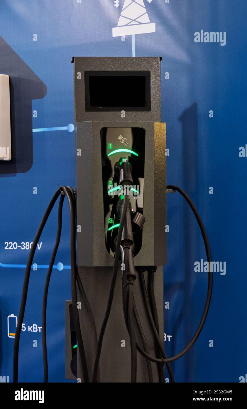 Stazione elettrica di ricarica per auto con opzione di pagamento senza contatto Foto Stock