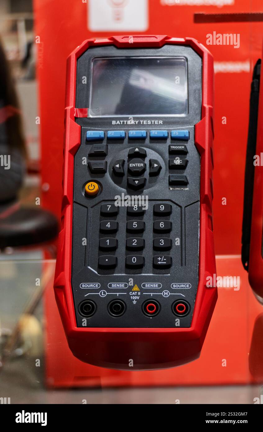 Analizzatore di batterie portatile compatto in rosso Foto Stock