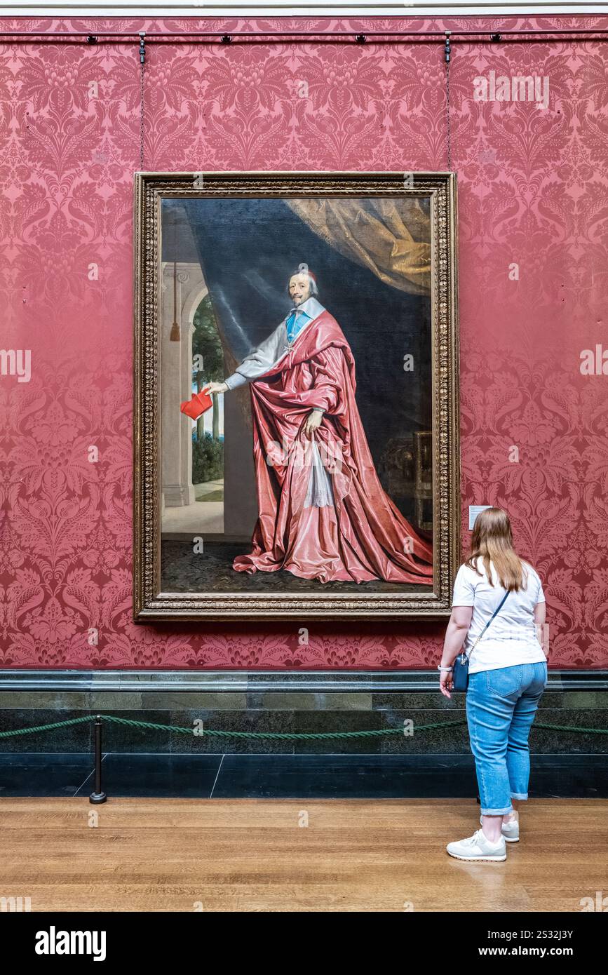 Londra, Regno Unito - 8 aprile 2024: La National Gallery di Trafalgar Square, Londra. Un visitatore ama la pittura del Cardinale Richelieu, primo ministro di Ki Foto Stock