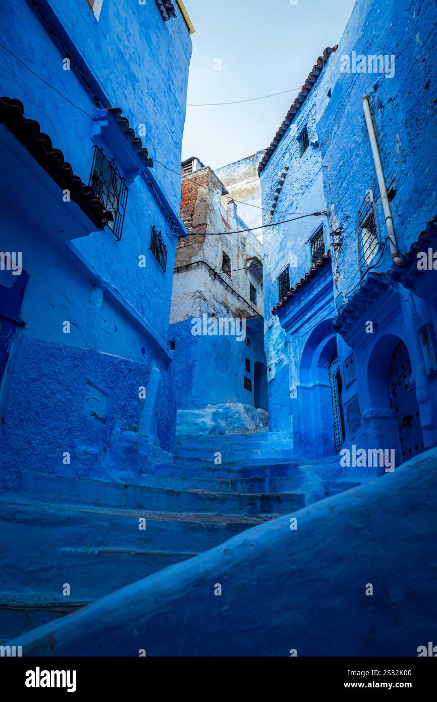 Pareti dipinte di blu di una scala della Perla Blu, Chefchaouen, Chefchaouen, Marocco, Africa Foto Stock