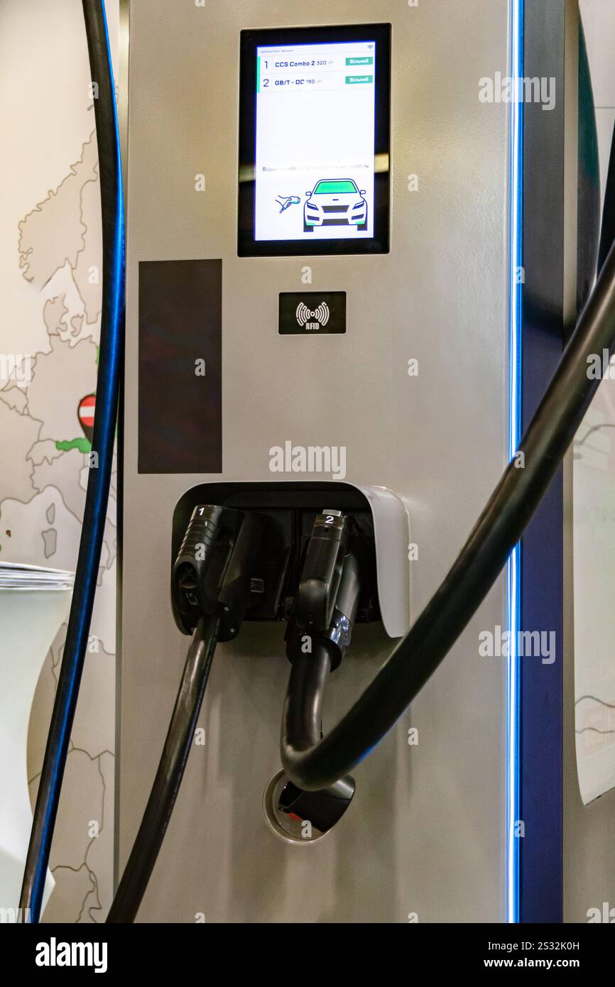Stazione elettrica di ricarica per auto con opzione di pagamento senza contatto Foto Stock