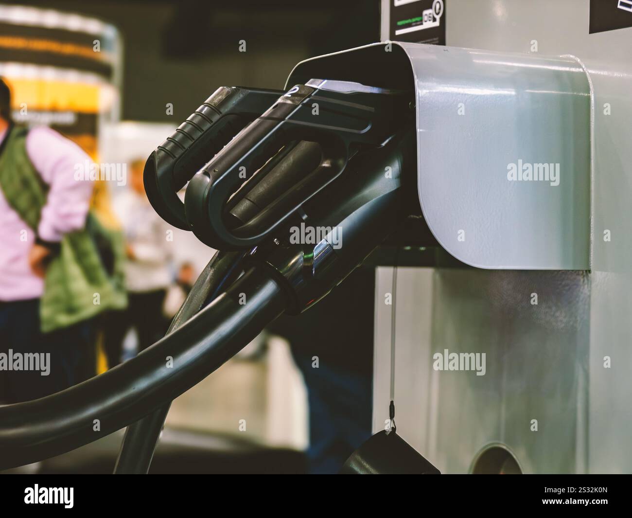 Stazione elettrica di ricarica per auto con opzione di pagamento senza contatto Foto Stock