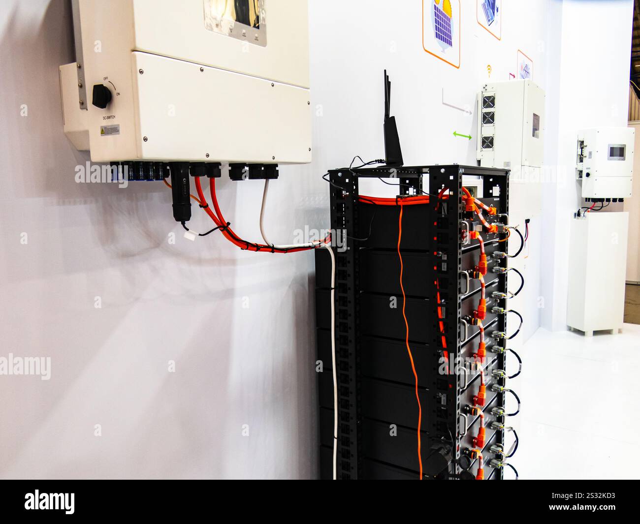 Soluzioni efficienti di energia solare che utilizzano inverter ibridi. Foto Stock