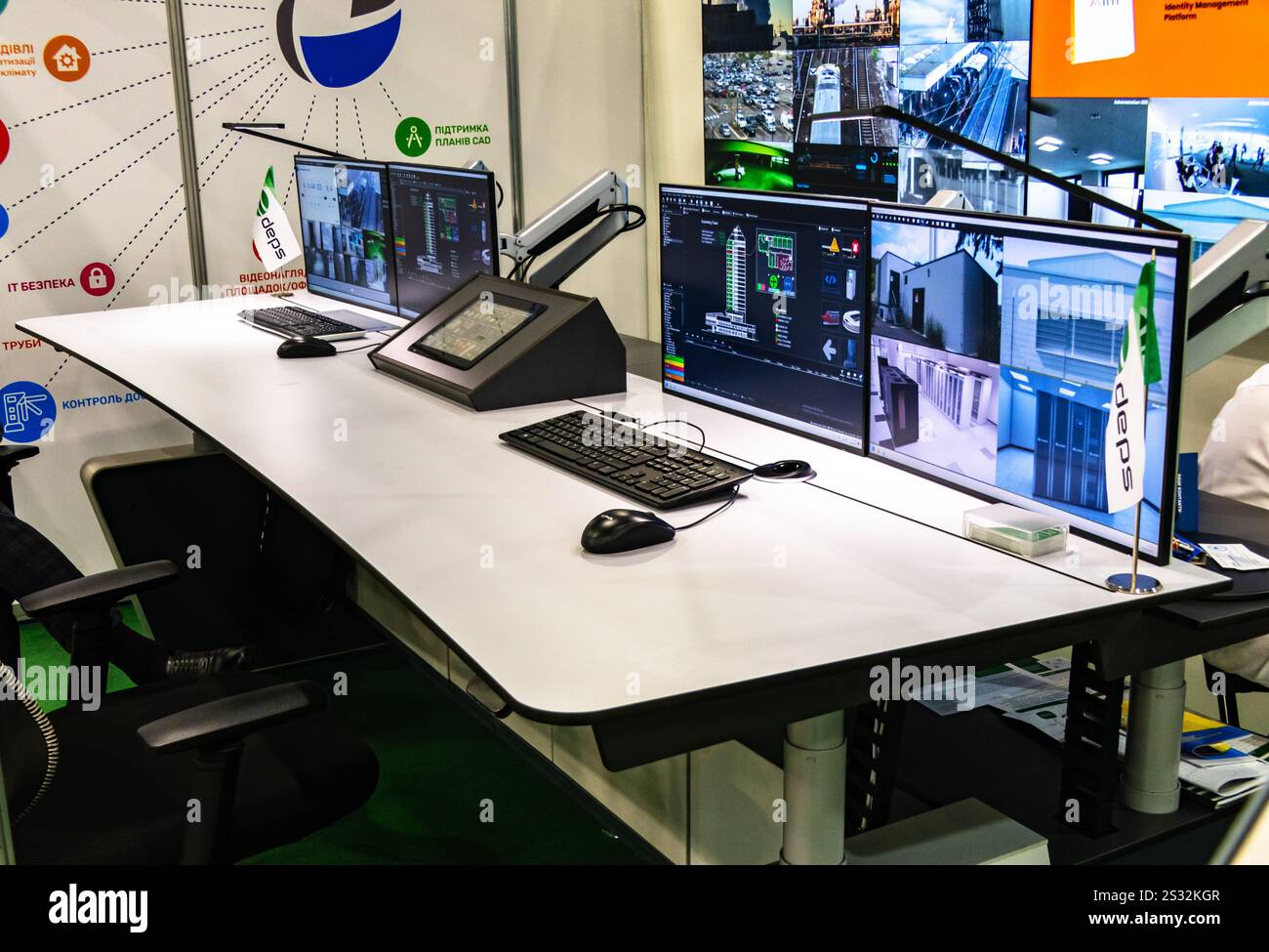 Kiev, Ucraina - 16 ottobre 2024: Collegare le risorse di utilità a un unico sistema di monitoraggio. Soluzioni di telecomunicazione per le città intelligenti. Foto Stock