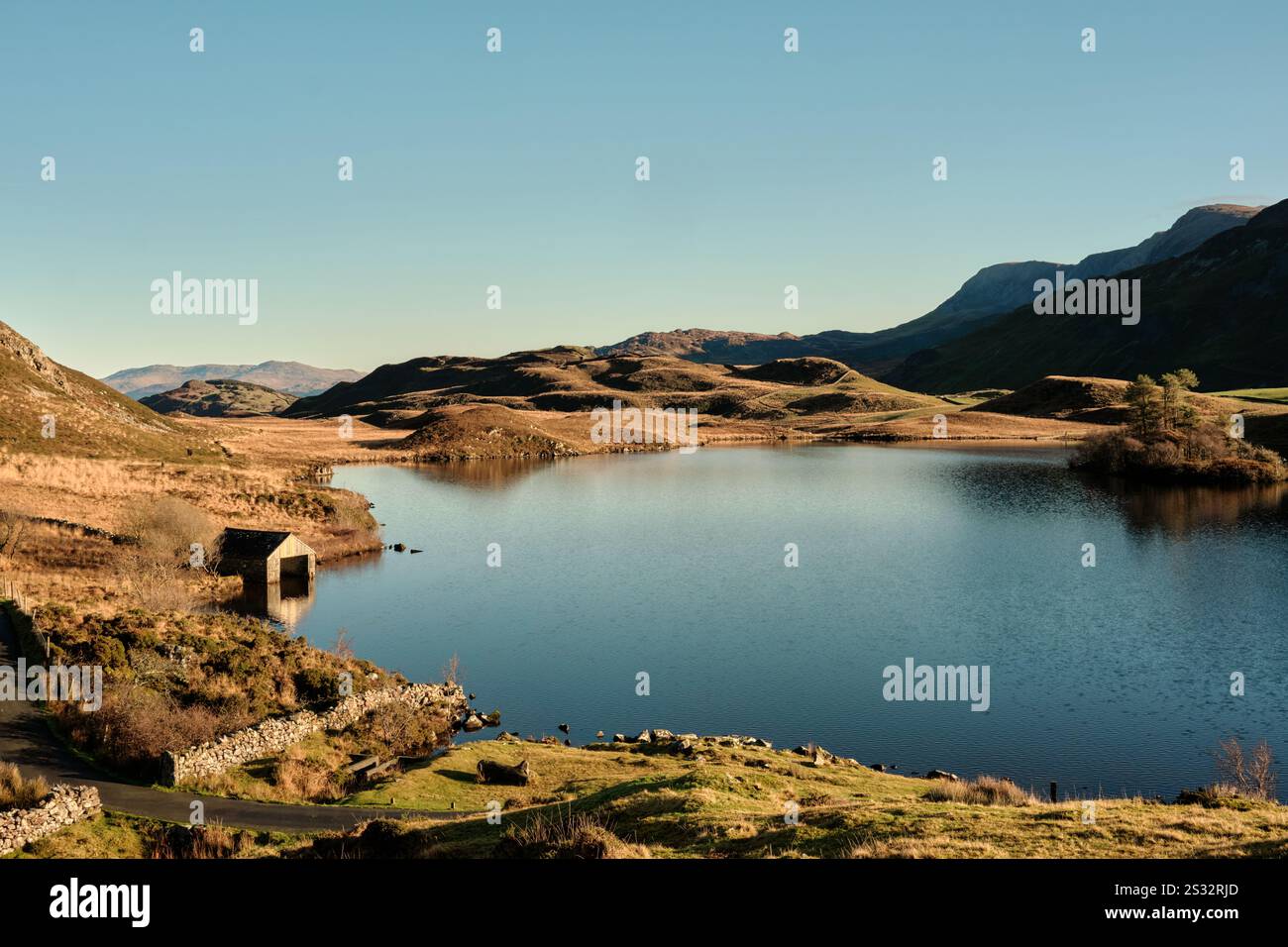 Una casa di barche si trova sul bordo dei laghi di Cregennan, o Llynnau Cregennan, vicino ad Arthog, Dolgellau e all'estuario di Mawddach nel Galles del Nord Foto Stock
