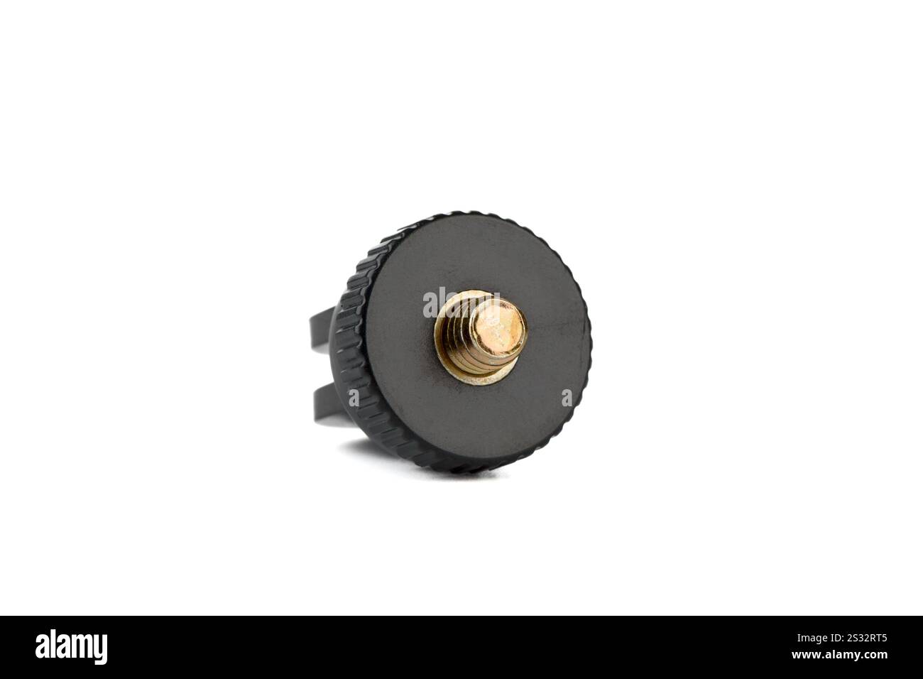Primo piano di un raccordo su sfondo bianco, visto dal lato filettato utilizzato per l'installazione o il collegamento. Foto Stock