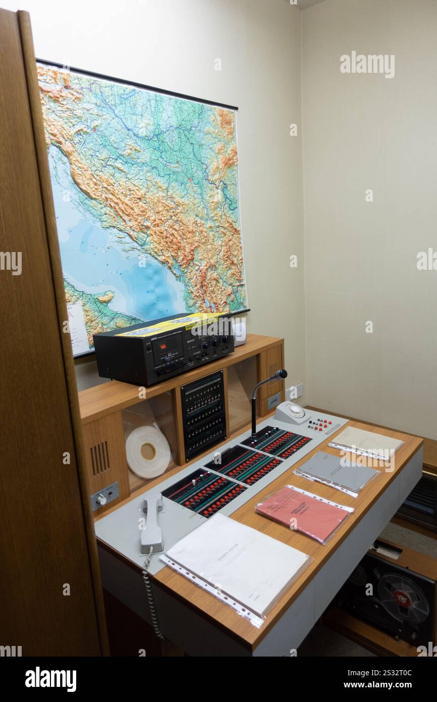 Camera arredata con gusto, dotata di scrivania e mappa dettagliata, esposta elegantemente sulla parete per un maggiore interesse visivo Foto Stock