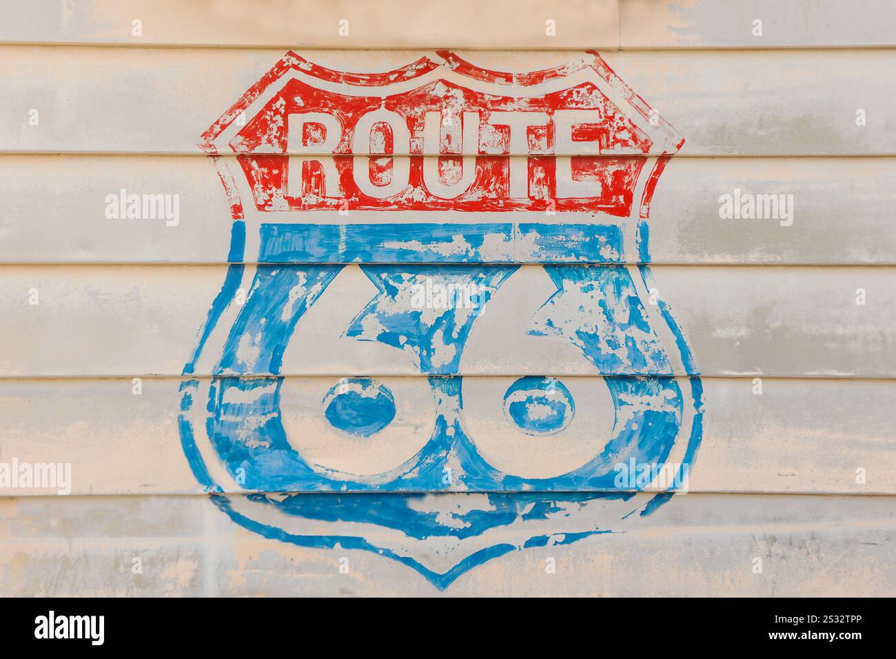 Simbolo della Route 66 in blu e rosso su una facciata - usa Foto Stock