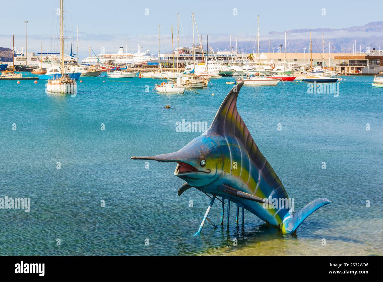 Un modello di pesce spada a Dog's Beach, Mindelo, Sao Vicente, Capo Verde Foto Stock