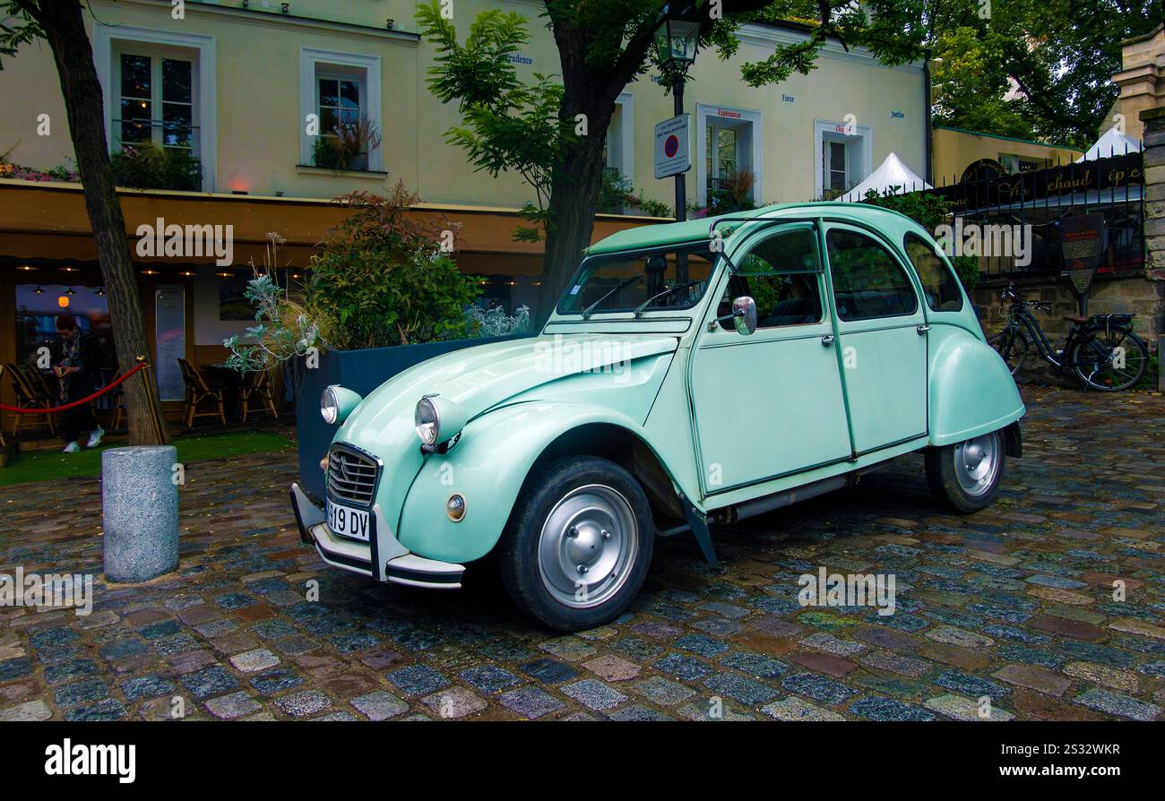Auto Citroen 2CV in Place de Jean Marais, Montmatre, Parigi, Francia Foto Stock