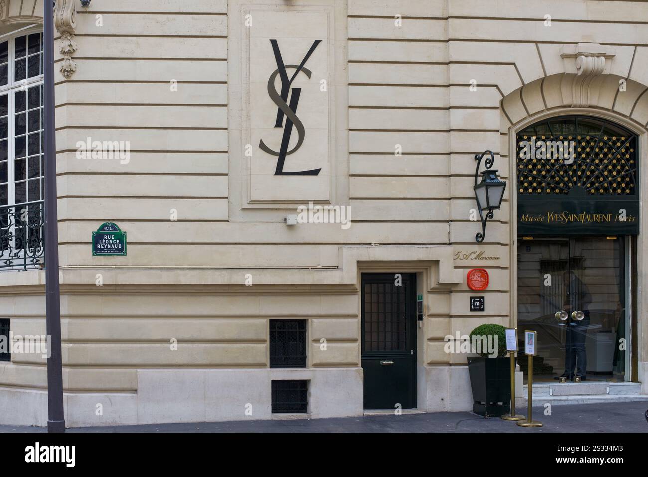 Parigi, Francia, 12.31.2025 l'ingresso del museo Yves Saint Laurent nel 16 ° arrondissement di Parigi Foto Stock