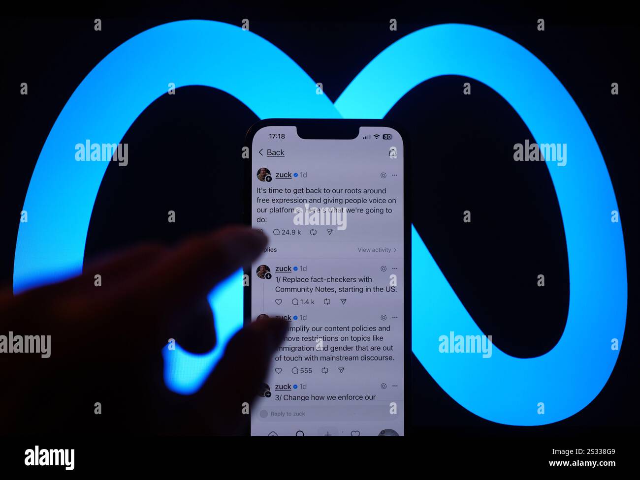 Una serie di post del CEO di Meta Mark Zuckerberg sull'app dei social media Threads, che descrivono i suoi cambiamenti nella moderazione dei contenuti, su un telefono cellulare a Londra. Meta è quello di scartare il suo programma di controllo dei fatti di lunga data a favore di un sistema di note della comunità simile a quello sulla piattaforma di social media di Elon Musk X. Data immagine: Mercoledì 8 gennaio 2025. Foto Stock