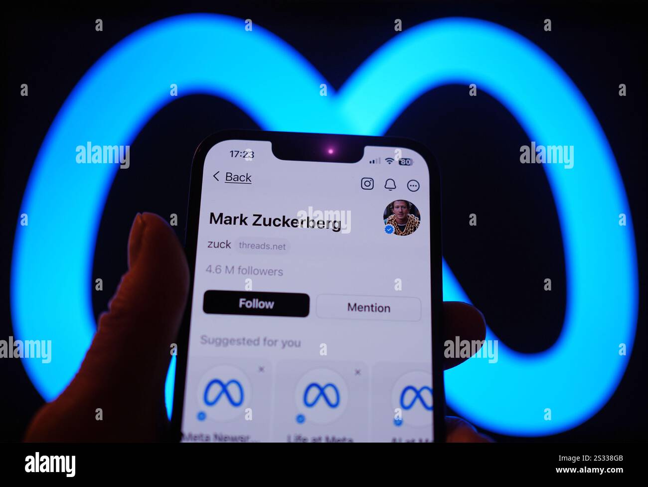Una serie di post del CEO di Meta Mark Zuckerberg sull'app dei social media Threads, che descrivono i suoi cambiamenti nella moderazione dei contenuti, su un telefono cellulare a Londra. Meta è quello di scartare il suo programma di controllo dei fatti di lunga data a favore di un sistema di note della comunità simile a quello sulla piattaforma di social media di Elon Musk X. Data immagine: Mercoledì 8 gennaio 2025. Foto Stock