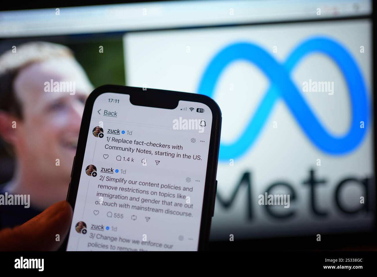 Una serie di post del CEO di Meta Mark Zuckerberg sull'app dei social media Threads, che descrivono i suoi cambiamenti nella moderazione dei contenuti, su un telefono cellulare a Londra. Meta è quello di scartare il suo programma di controllo dei fatti di lunga data a favore di un sistema di note della comunità simile a quello sulla piattaforma di social media di Elon Musk X. Data immagine: Mercoledì 8 gennaio 2025. Foto Stock