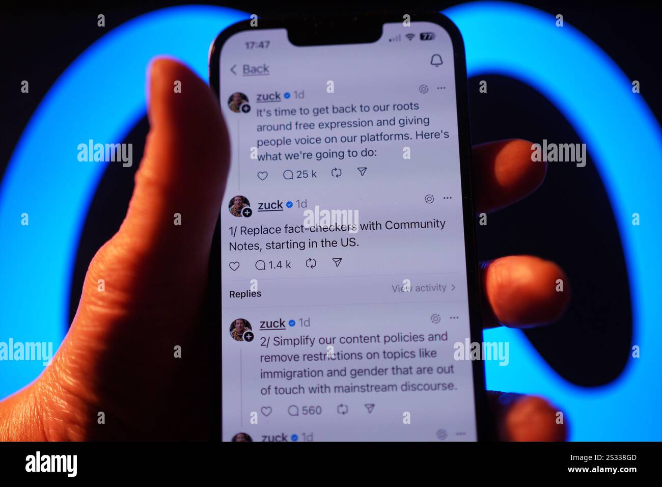 Una serie di post del CEO di Meta Mark Zuckerberg sull'app dei social media Threads, che descrivono i suoi cambiamenti nella moderazione dei contenuti, su un telefono cellulare a Londra. Meta è quello di scartare il suo programma di controllo dei fatti di lunga data a favore di un sistema di note della comunità simile a quello sulla piattaforma di social media di Elon Musk X. Data immagine: Mercoledì 8 gennaio 2025. Foto Stock